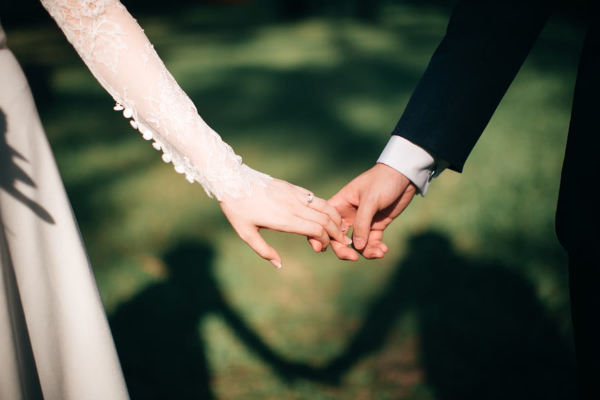 女出轨的婚姻是否挽回老公？情感修复与信任重建指南